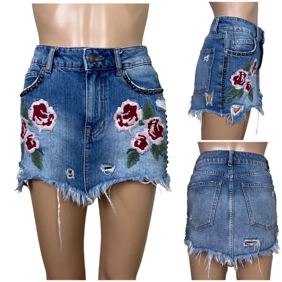 Free People Wild Rose Jean Skirt Size 2 Blue Embroidered Fray Hem Mini Floral - Picture 3 of 15